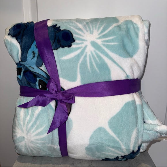 Stitch Twin Size Plush Blanket - Picture 4 of 4